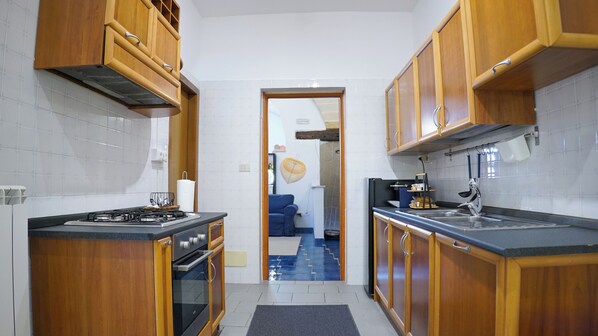 Townhome, Balcony, City View | Private kitchen | Full-size fridge, oven, stovetop, cookware/dishes/utensils - BlueBlu Apartment (Brindisi)
