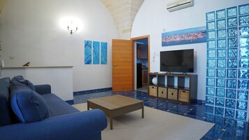 Casa adosada, balcón, vistas a la ciudad | Zona de estar | Smart TV de 45 pulgadas con canales por satélite