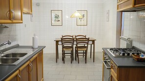 Townhome, Balcony, City View | Private kitchen | Full-size fridge, oven, stovetop, cookware/dishes/utensils - BlueBlu Apartment (Brindisi)