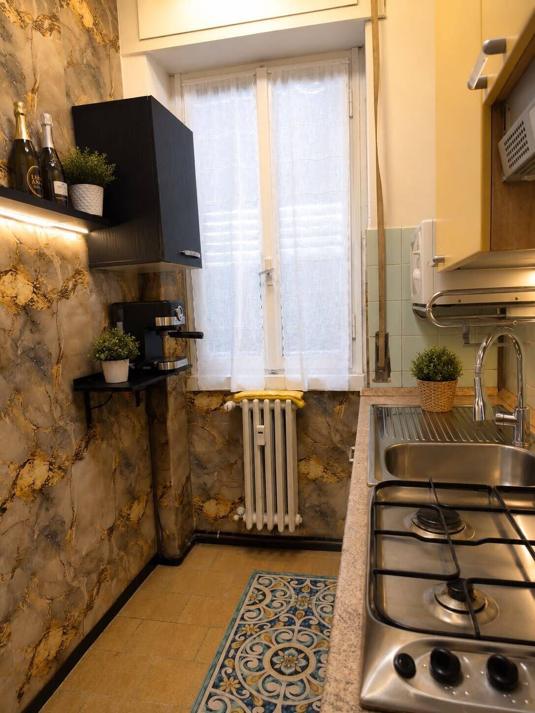 Frigorifero, microonde, forno, piano cottura