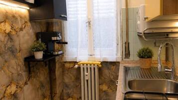 Frigorifero, microonde, forno, piano cottura