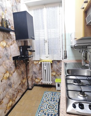 雪櫃、微波爐、焗爐、爐具