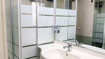 Een douche, een haardroger, handdoeken, zeep