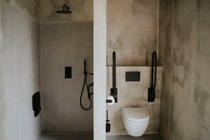Een douche, een haardroger, handdoeken, toiletpapier