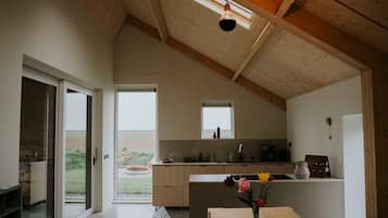 Een oven, een kookplaat, een vaatwasser