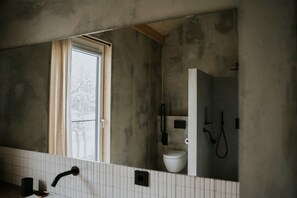 Shower, hair dryer, towels, toilet paper - Ode to the Cow – Accessible 2-Person B&B near Giethoorn (kraggenburg)