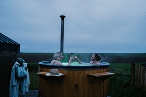 Outdoor spa tub - Ode to the Cow – Accessible 2-Person B&B near Giethoorn (kraggenburg)