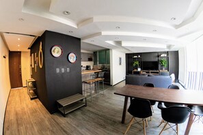 Een moderne keuken met een eethoek, een bar en een zithoek met uitzicht.