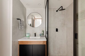 Hair dryer, towels, soap, shampoo - Renovated Condesa apt on Amsterdam: Modern & Cozy! (Ciudad de México)