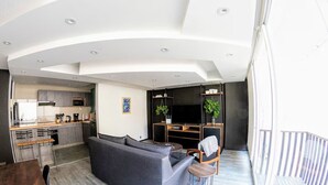 Un appartement moderne comprenant un salon, une cuisine et un coin repas.