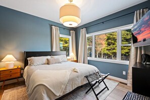 2 bedrooms, WiFi, bed sheets - Secluded, New, Modern Cottage- White Pine Estate Carriage House (Sister Bay)