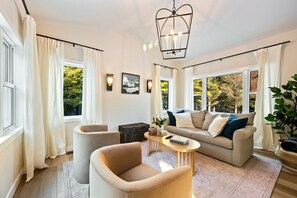 TV - Secluded, New, Modern Cottage- White Pine Estate Carriage House (Sister Bay)