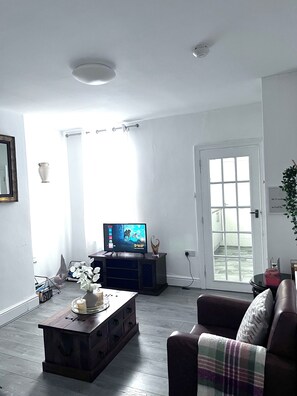 Smart TV - Feel at Home away from Home


Walking distance to the City and train station (Nottingham)