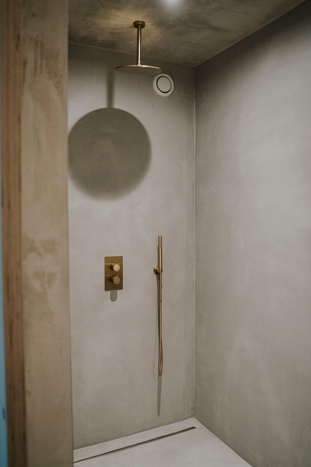 Dusche, Haartrockner, Handtücher, Toilettenpapier