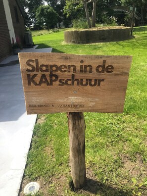 Property grounds - B&B Sleeping in the kapschuur (FOLKLORE 2-4 persons room) near Schokland and Urk (kraggenburg)
