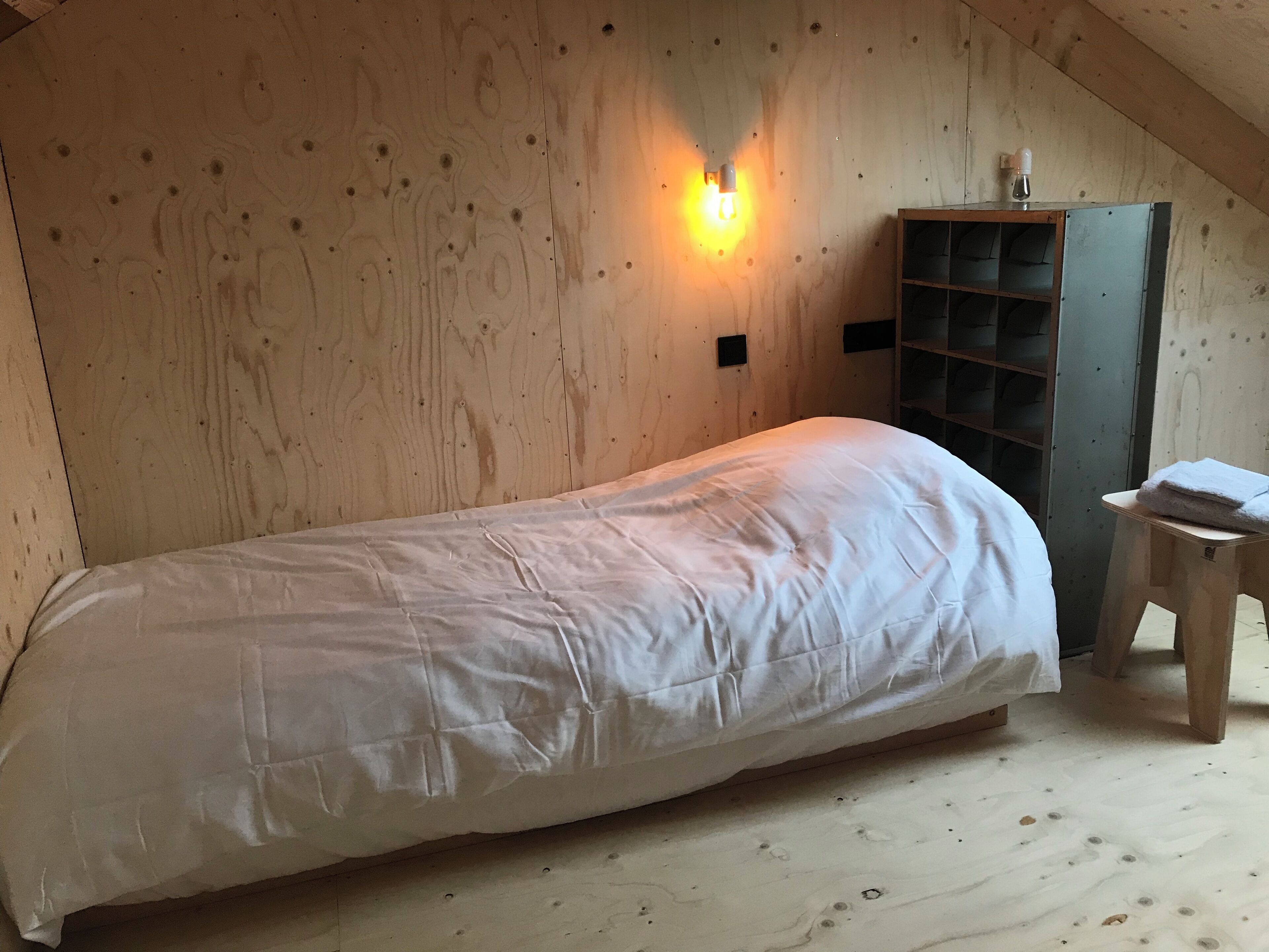 2 bedrooms, internet, bed sheets