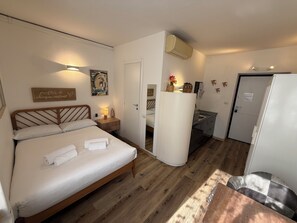 1 bedroom, iron/ironing board, free WiFi, bed sheets - Lovely newly renovated studio apartment in strategic location (Milano)