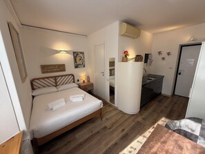 1 bedroom, iron/ironing board, free WiFi, bed sheets - Lovely newly renovated studio apartment in strategic location (Milano)