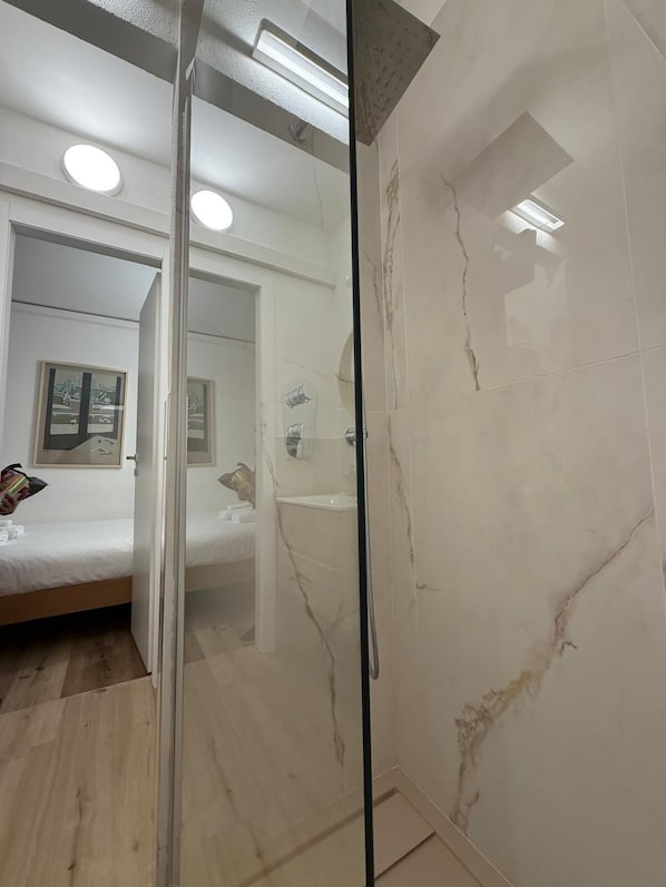 Shower, hair dryer, bidet, towels - Lovely newly renovated studio apartment in strategic location (Milano)