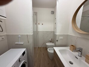 Douche, sèche-cheveux, bidet, serviettes fournies