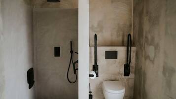 Dusche, Haartrockner, Handtücher, Toilettenpapier