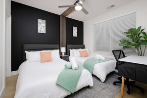 Silitysrauta/-lauta, vauvan matkasänky, Wi-Fi, vuodevaatteet