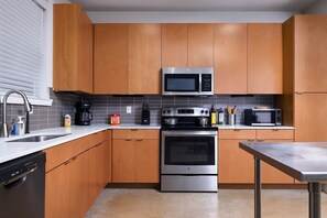 Jääkaappi, mikroaaltouuni, uuni, liesi