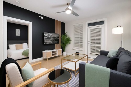 Chic 2BR w/ Gym, Parking, Near King Wms & Towers