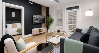 Chic 2BR w/ Gym, Parking, Near King Wms & Towers