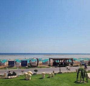 Sulla spiaggia, lettini da mare, teli da spiaggia