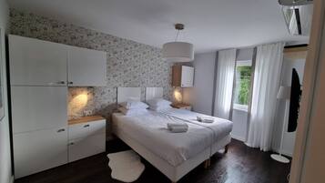 4 bedrooms, iron/ironing board, free WiFi, bed sheets