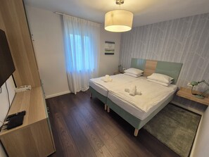 4 bedrooms, iron/ironing board, free WiFi, bed sheets