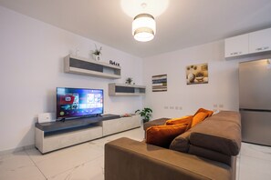 Living area - Spacious Modern 3-Bedroom Apartment in Sliema, 2-Min Walk to Seafront & Ferry (Tas-Sliema)
