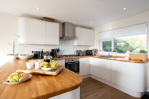 Fridge, microwave, stovetop, dishwasher - Stylish coastal home with stunning sea views (Woolacombe)