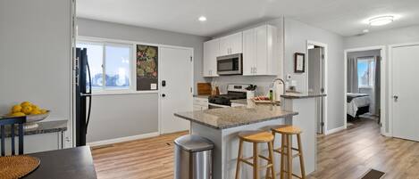 Kühlschrank, Mikrowelle, Ofen, Herdplatte