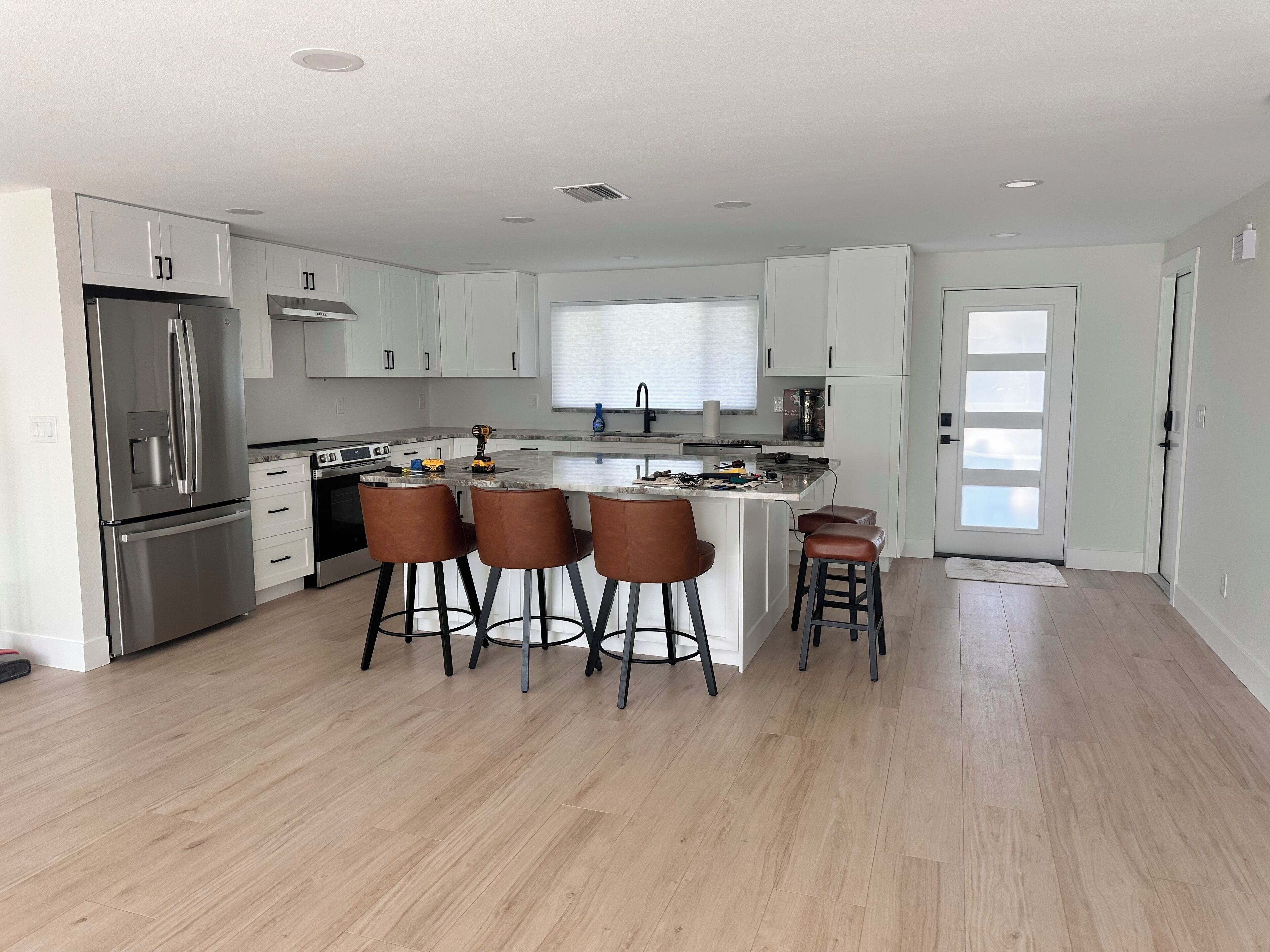 Microondas, horno, placa de cocina y lavavajillas