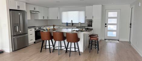 Microondas, horno, placa de cocina y lavavajillas