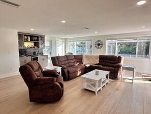 Smart TV - Palm Grove Paradise. Beautiful Waterfront 3-bedroom house in quaint Englewood (Englewood)