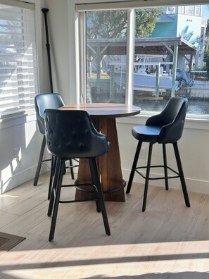 Dining - Palm Grove Paradise. Beautiful Waterfront 3-bedroom house in quaint Englewood (Englewood)
