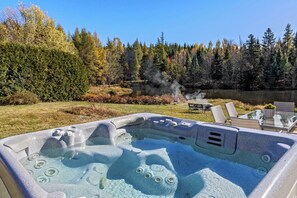 Outdoor spa tub - Chalet familial et chaleureux | Au Clair des Bois (Sainte-Marguerite)