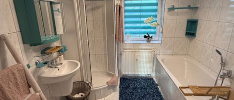 Sèche-cheveux, serviettes fournies, savon, papier toilette