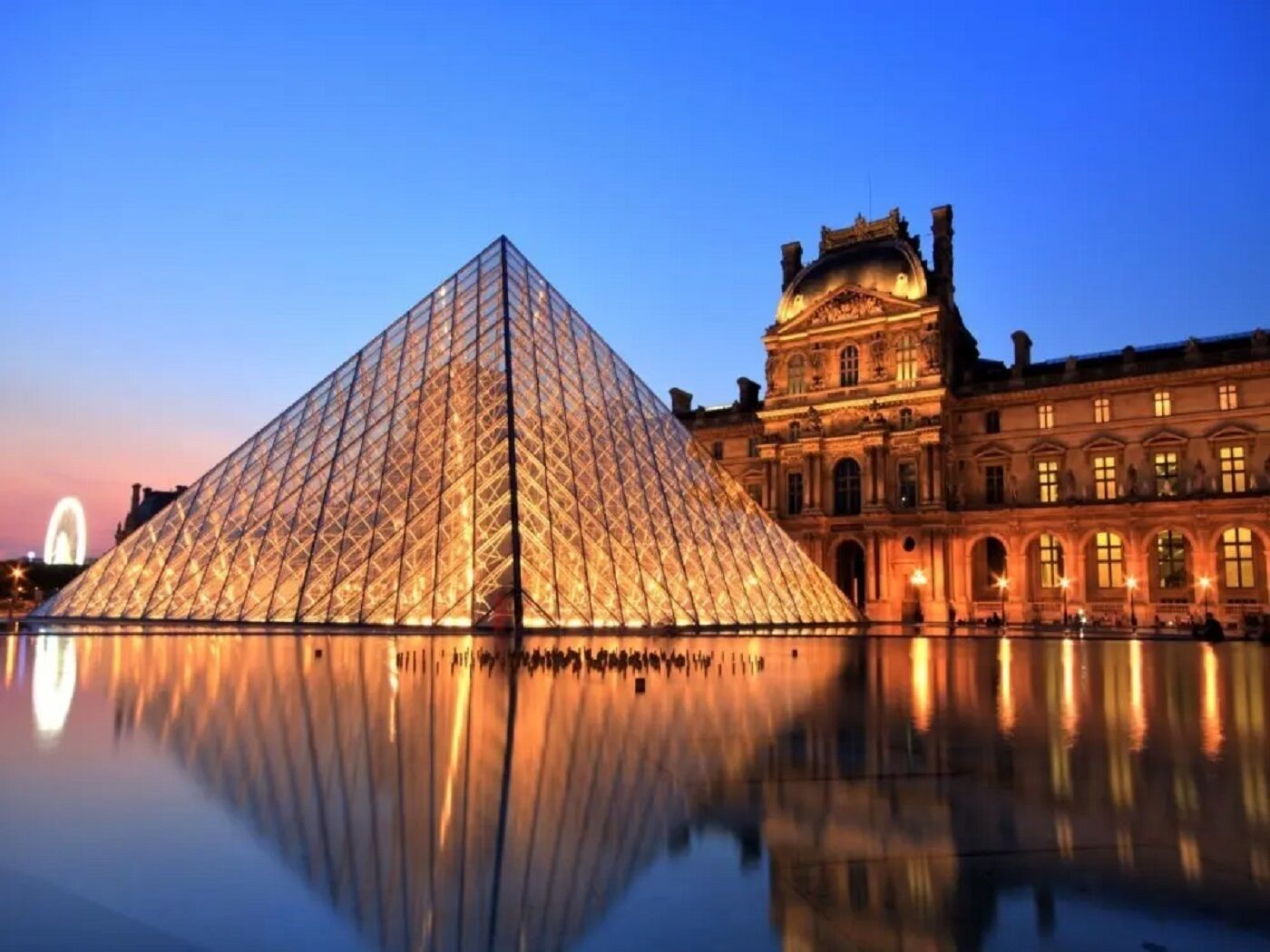 De Piramide van het Louvre met het spiegelbeeld in het water, omgeven door klassieke architectuur.