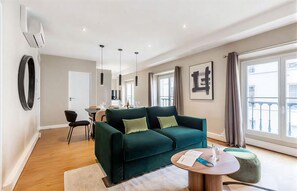 TV - AN ELEGANT RETREAT IN THE VERY HEART OF THE CAPITAL - RUE MONSIGNY - 3 BEDROOM (Paris)