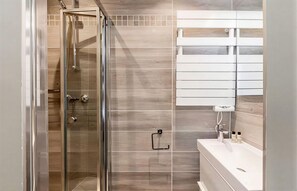 Shower, hair dryer, towels, soap - AN ELEGANT RETREAT IN THE VERY HEART OF THE CAPITAL - RUE MONSIGNY - 3 BEDROOM (Paris)