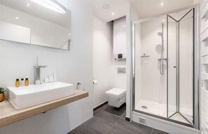 Shower, hair dryer, towels, soap - AN ELEGANT RETREAT IN THE VERY HEART OF THE CAPITAL - RUE MONSIGNY - 3 BEDROOM (Paris)