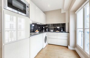 Fridge, microwave, oven, dishwasher - AN ELEGANT RETREAT IN THE VERY HEART OF THE CAPITAL - RUE MONSIGNY - 3 BEDROOM (Paris)