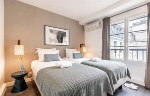 3 bedrooms, in-room safe, desk, iron/ironing board - AN ELEGANT RETREAT IN THE VERY HEART OF THE CAPITAL - RUE MONSIGNY - 3 BEDROOM (Paris)