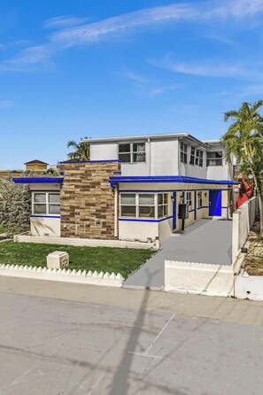 Exterior - Santorini Blu | Chic Beach Studio Steps to Ocean (Hollywood)