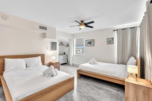 2 bedrooms, desk, iron/ironing board, travel cot - Santorini Blu | Spacious 2BR Beachfront Suite (Hollywood)