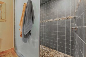 Een douche, een haardroger, handdoeken, shampoo